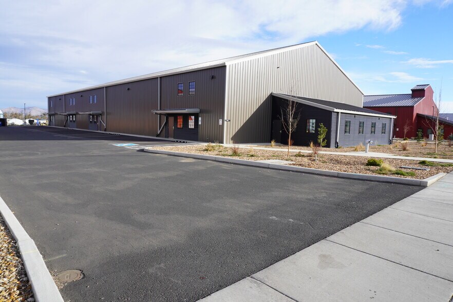 More Photos Of 1167 NE Jackpine Ave, Redmond Warehouse For Lease