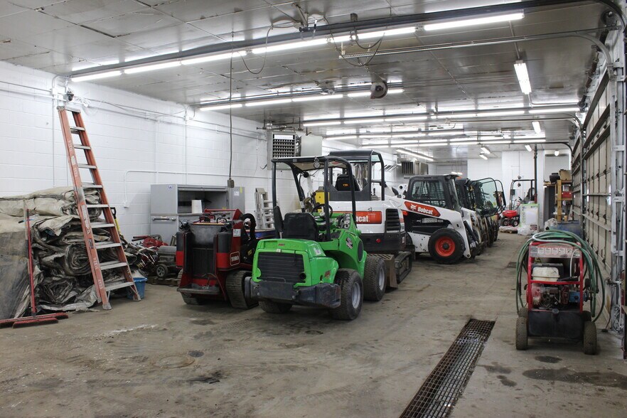 More Photos Of 541 W 90th St, Bloomington Showroom For Sale