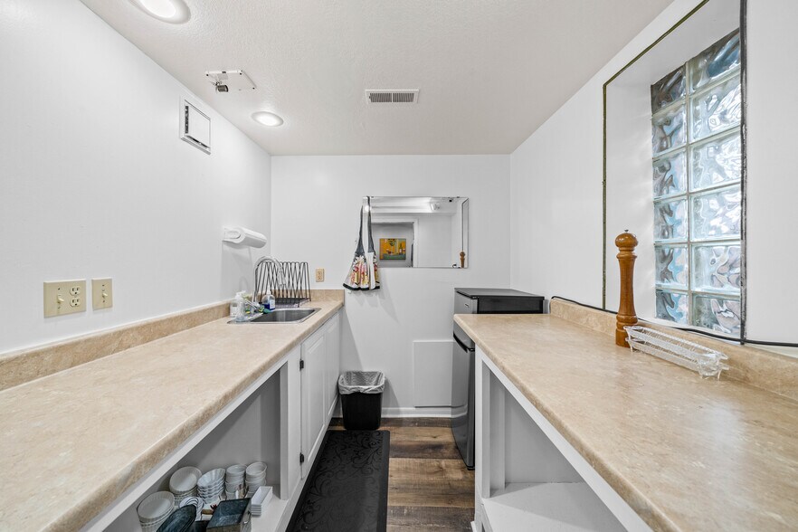More Photos Of 405 Main St, Parkville Storefront Retail Office For Sale