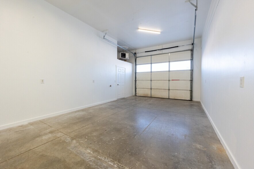 More Photos Of 211 Jetway Dr, Belgrade Flex For Sale