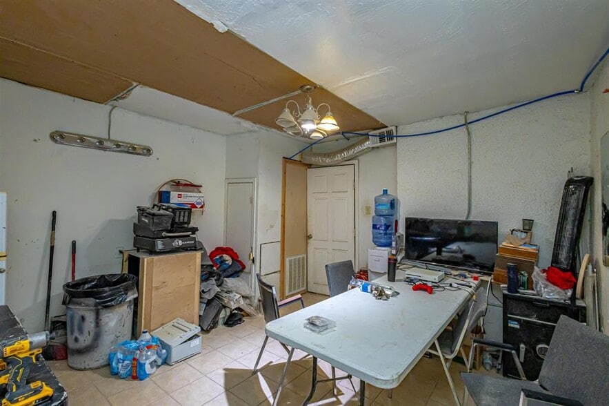More Photos Of 1801 San Bernardo Ave, Laredo General Retail For Sale