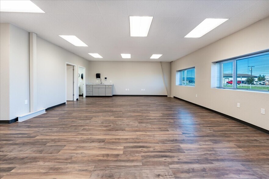 More Photos Of 2151 Van Horn Rd, Fairbanks Warehouse For Lease