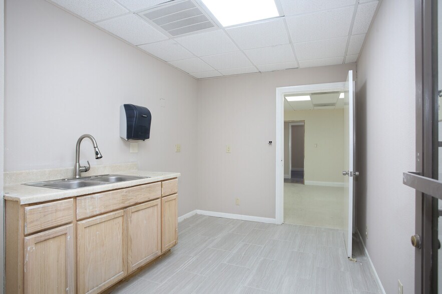 More Photos Of 4139 Gardendale St, San Antonio Office For Sale