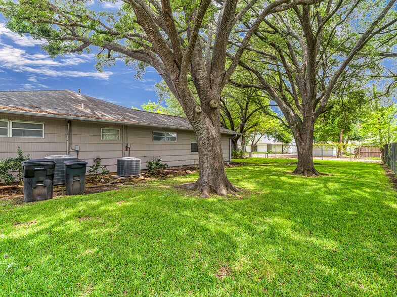 More Photos Of 1105 San Jacinto St, Rosenberg Office For Sale