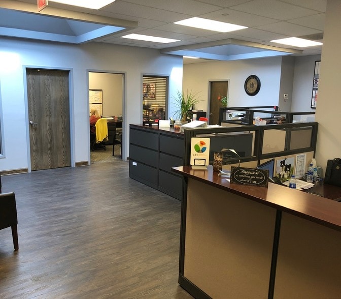 More Photos Of 1800 Lunt Ave, Elk Grove Village Warehouse For Sale