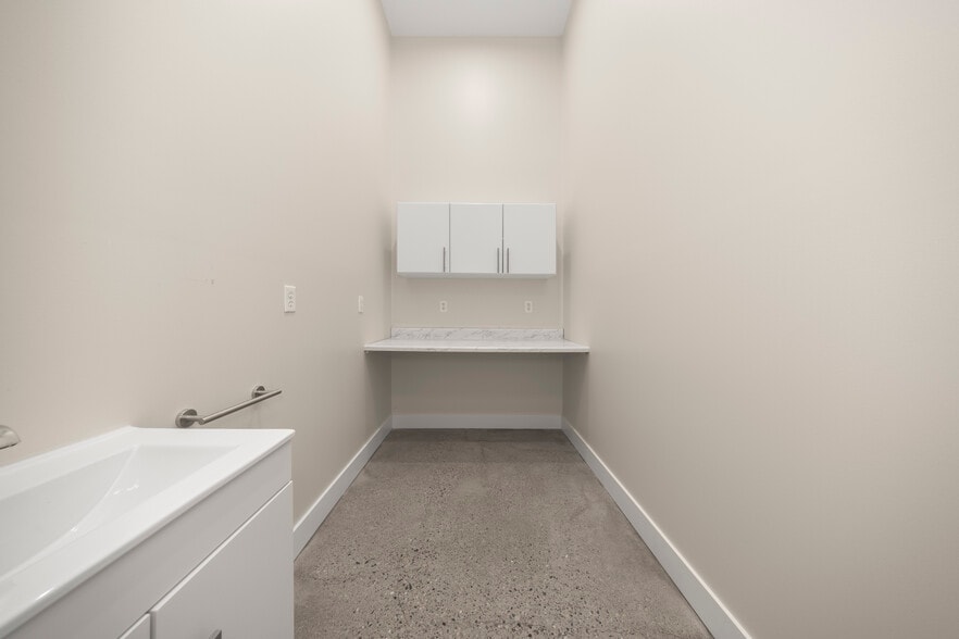 More Photos Of 3462 Greenfield rd, Berkley Medical For Lease