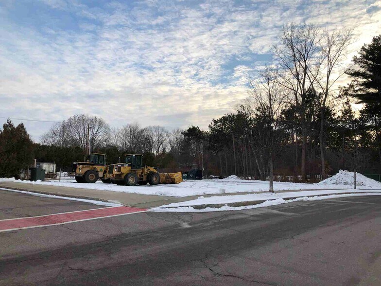 More Photos Of 1127 North Ave, Burlington Unknown For Lease