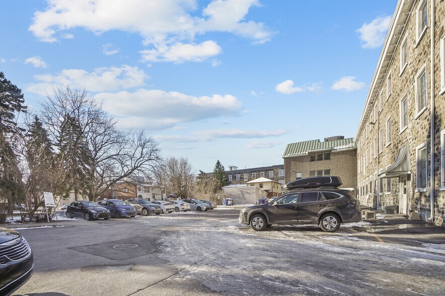 More Photos Of 32 Rue Saint-Charles, Longueuil Office For Lease