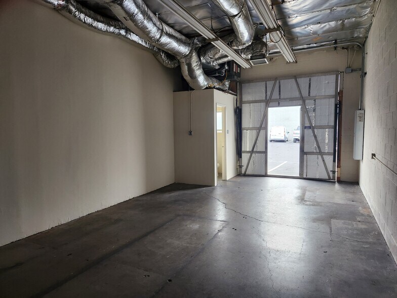 More Photos Of 6154-6160 Lemona Ave, Van Nuys Warehouse For Lease