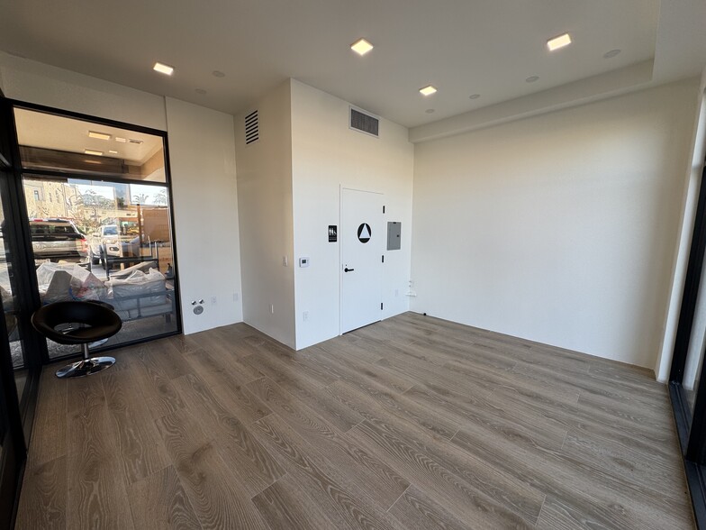 More Photos Of 5744 E 2nd St, Long Beach Storefront Retail Office For Lease