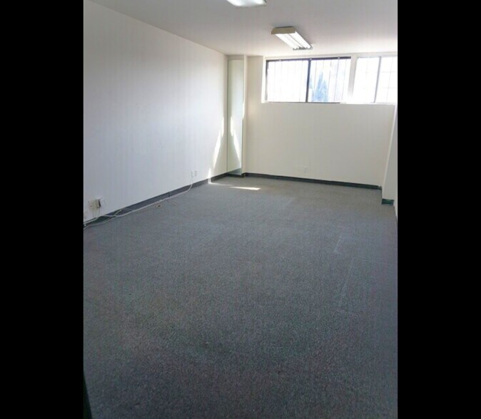 More Photos Of 931 E 14th St, Los Angeles Light Distribution For Lease