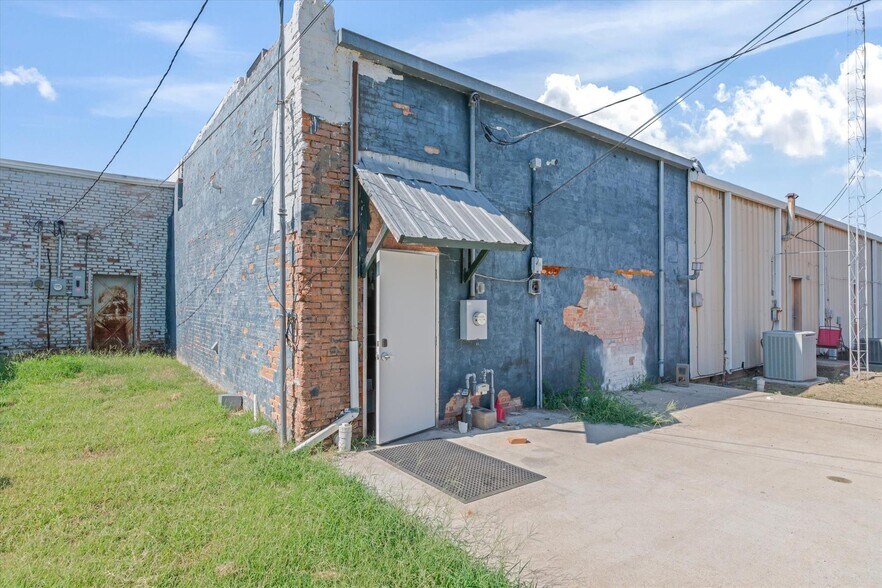 More Photos Of 111 NE Front St, Edgewood Storefront For Sale