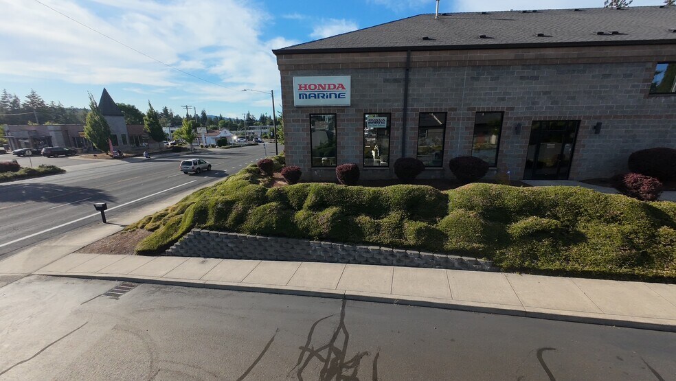 More Photos Of 13200-13210 SE Mcloughlin Blvd, Milwaukie Showroom For Lease