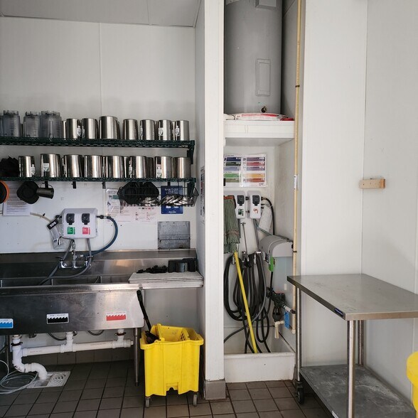 More Photos Of 1517 W Hebron Pkwy, Carrollton General Retail For Sale