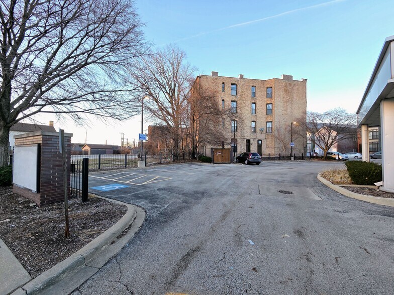 More Photos Of 1640 W Fullerton Ave, Chicago Bank For Lease