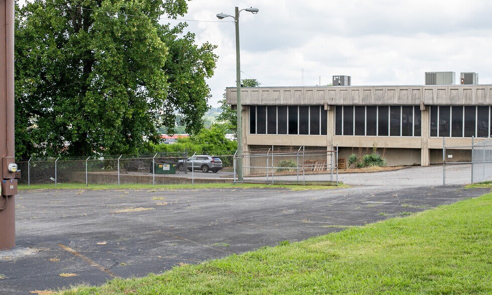 More Photos Of 505 Fesslers Ln, Nashville Light Distribution For Lease