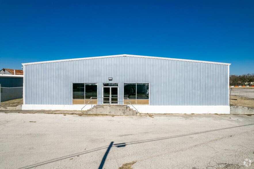 More Photos Of 205 E Dailey St, Kenedy Warehouse For Sale