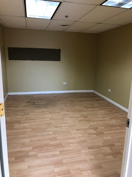 More Photos Of 189 Poplar Pl, North Aurora Warehouse For Lease