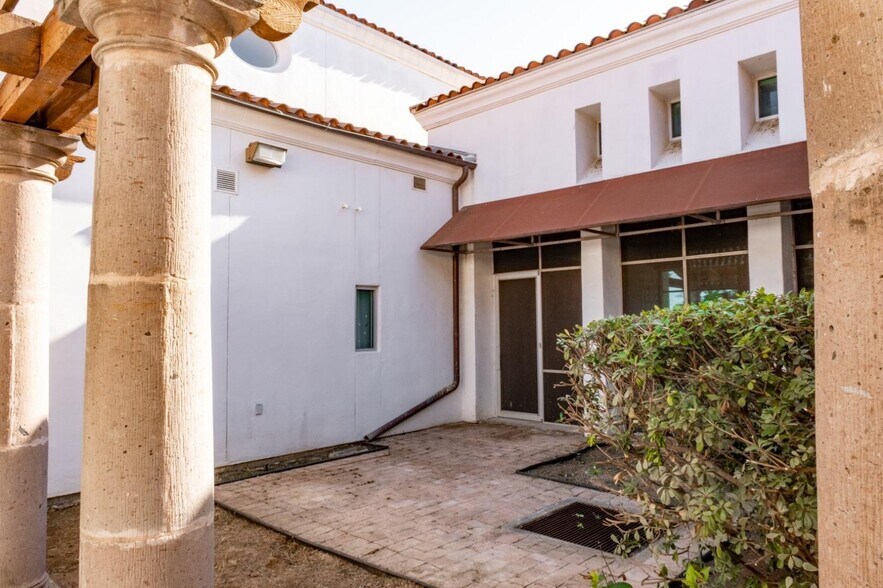 More Photos Of 8607 McPherson Rd, Laredo Office For Lease