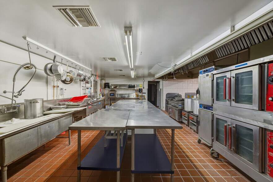 More Photos Of 300 N Cocoa Blvd, Cocoa Restaurant For Lease