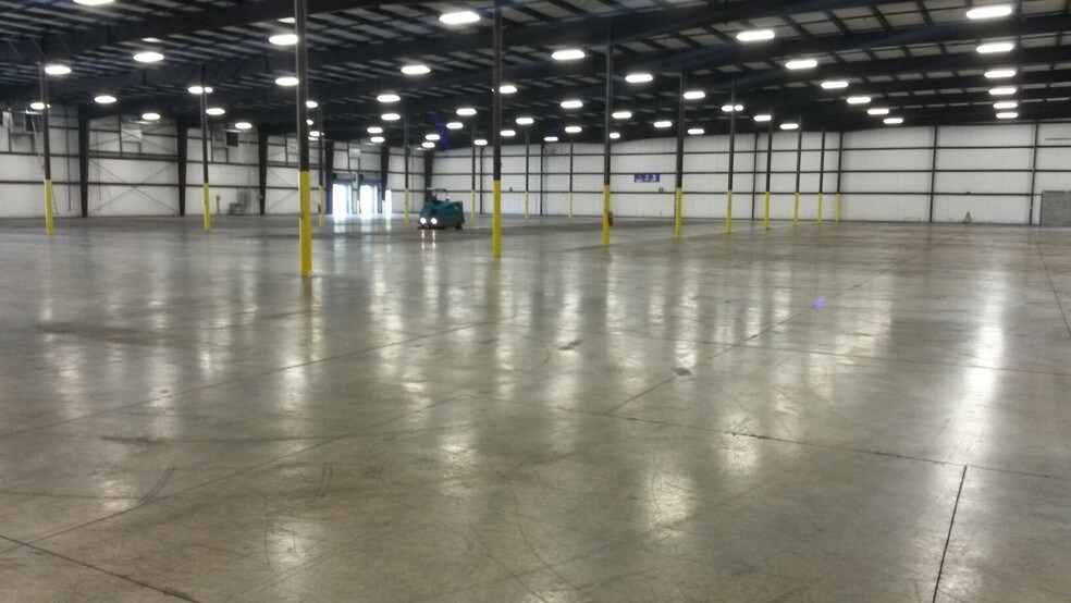 More Photos Of 100 Europia Ave, Oak Ridge Warehouse For Lease