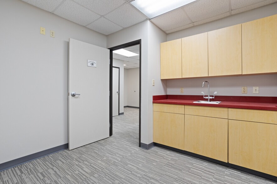 More Photos Of 282 Lameuse St, Biloxi Office For Sale