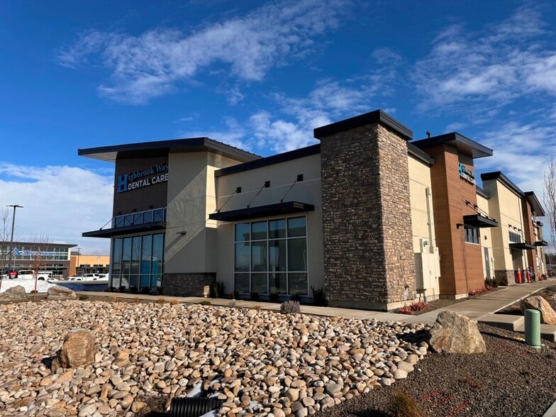 More Photos Of 200 N Highbrook Way, Star Restaurant For Lease