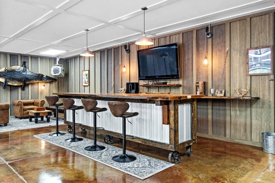 More Photos Of 11155 Hubbard Rd, Kansas City Flex For Sale