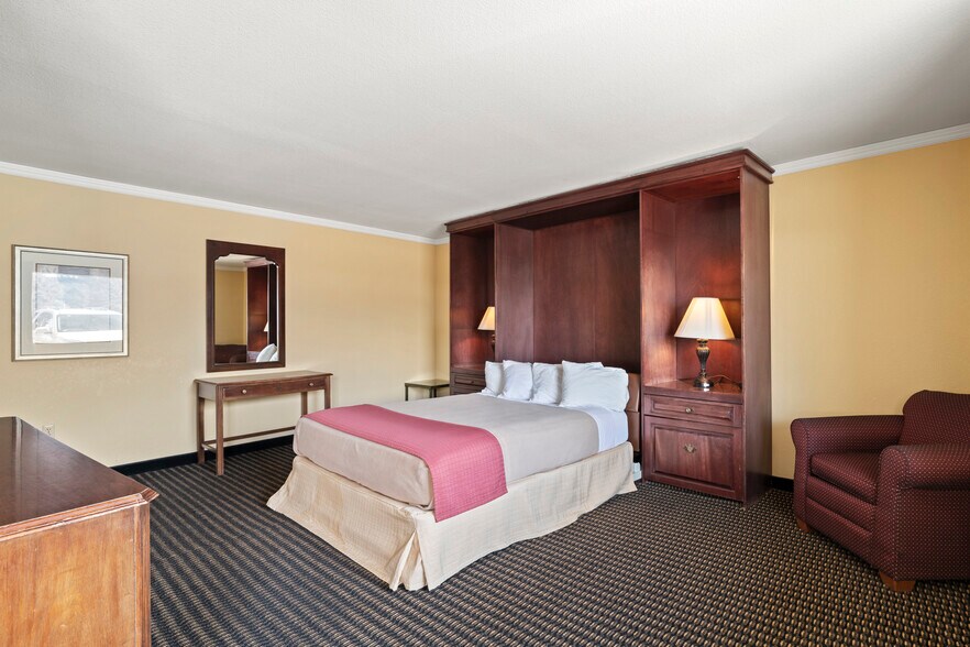 More Photos Of 700 Colorado Ave, Stratton Hotel For Sale