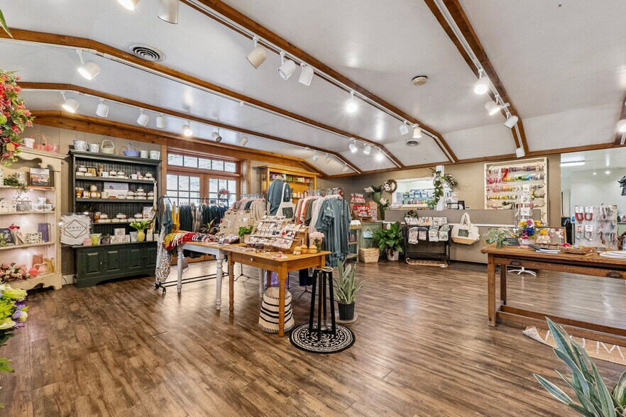 More Photos Of 1126 E State St, Sycamore Storefront Retail Residential For Sale