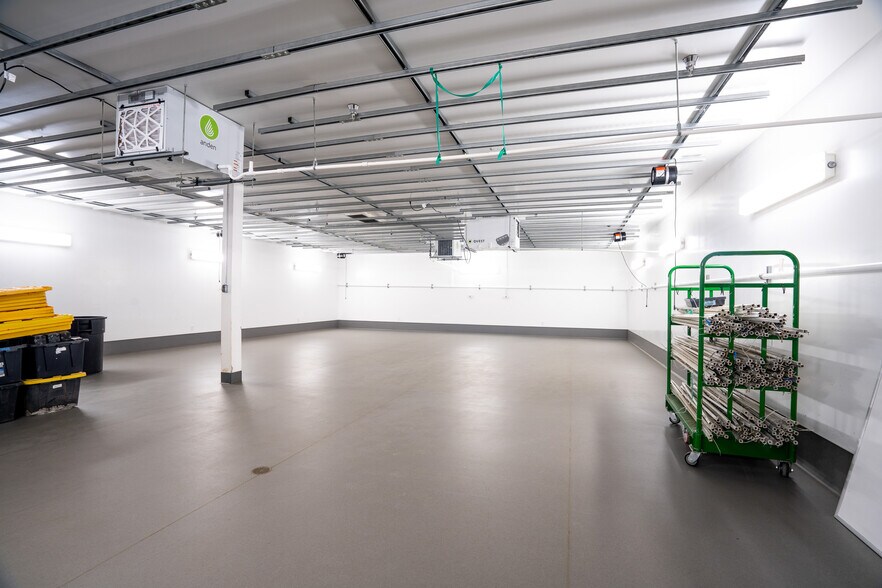 More Photos Of 19533 McLane St, Palm Springs Distribution For Sale