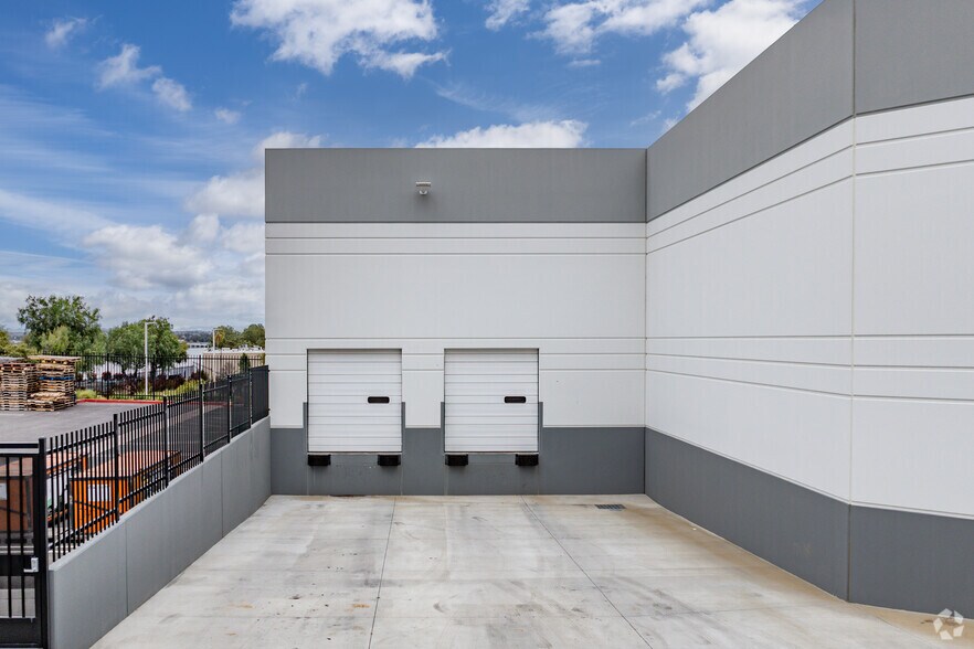 More Photos Of 42612 Avenida Alvarado, Temecula Warehouse For Lease