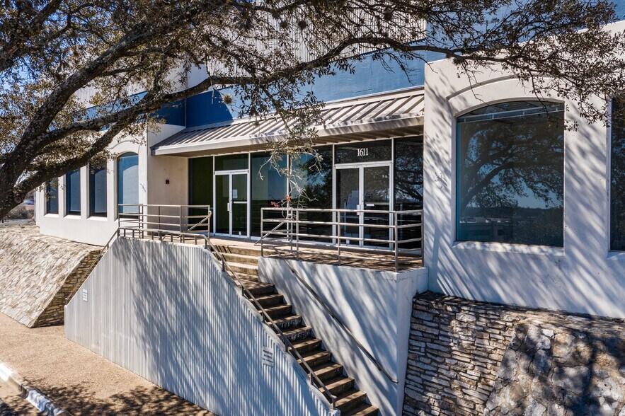 More Photos Of 1611 Headway Cir, Austin Warehouse For Lease