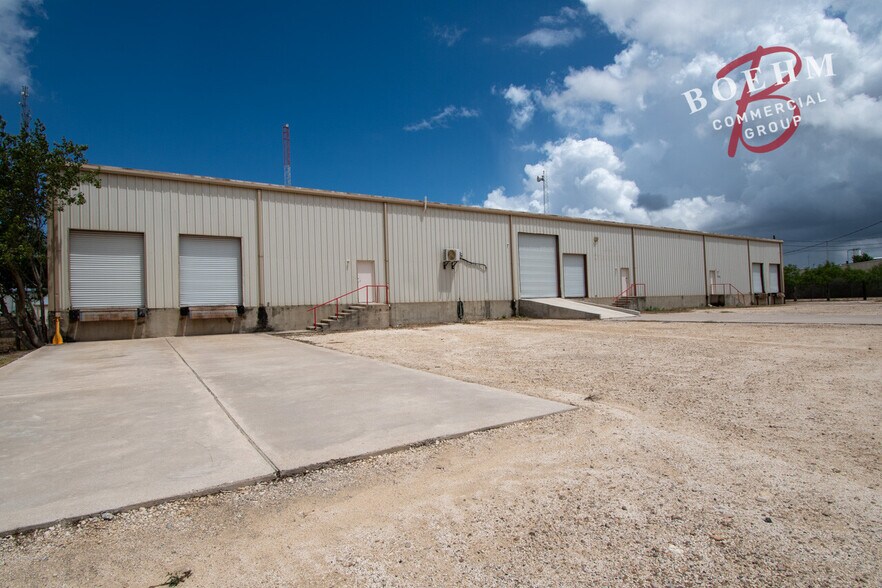 More Photos Of 995 Industrial Blvd, Del Rio Distribution For Lease