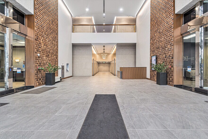 More Photos Of 2001 Park Pl, Birmingham Office For Lease