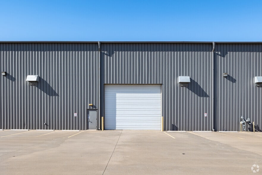 More Photos Of 4701 United Dr, Oklahoma City Warehouse For Lease