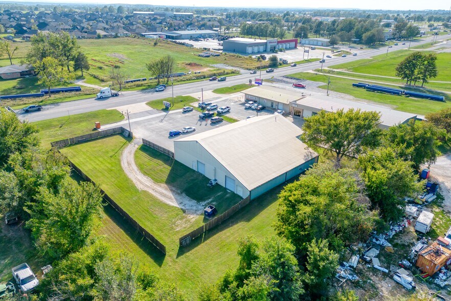 More Photos Of 462 E Henri De Tonti Blvd, Springdale Warehouse For Sale