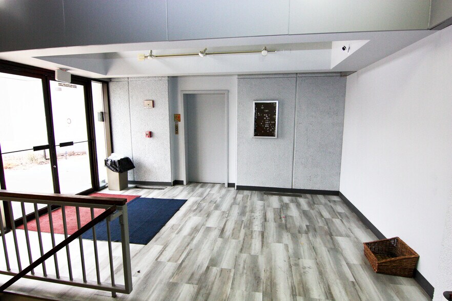 More Photos Of 1300 Irving Park Rd, Streamwood General Retail For Sale