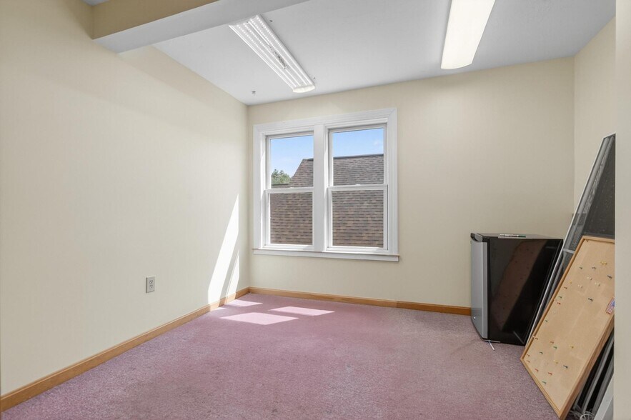 More Photos Of 25 Country Club Rd, Gilford Medical For Sale