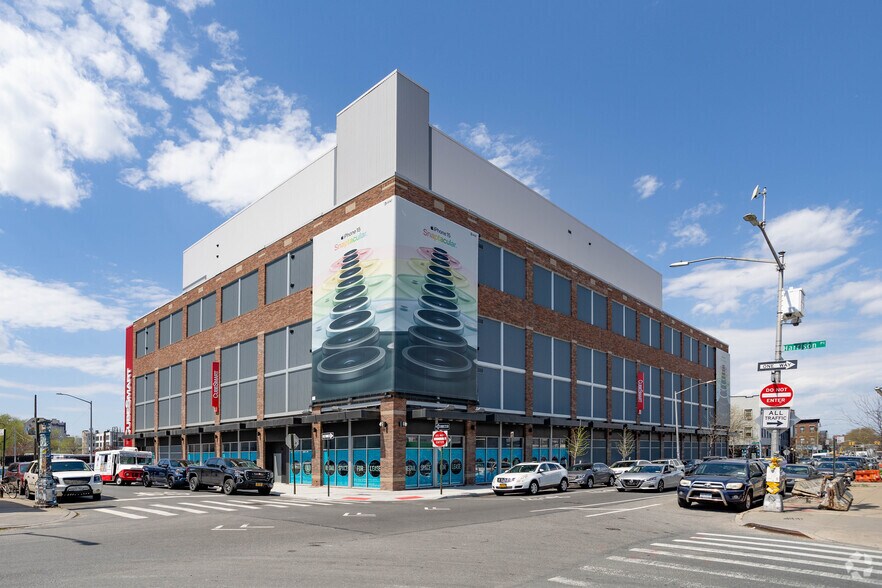 More Photos Of 81 Morgan Ave, Brooklyn Self Storage For Lease