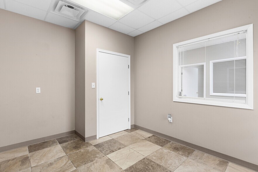 More Photos Of 2230 W Grande Blvd, Tyler Storefront Retail Office For Lease