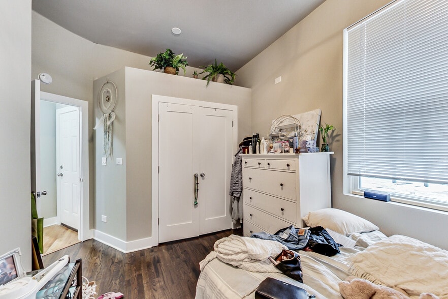 More Photos Of 2723 N Halsted St, Chicago Bar For Sale