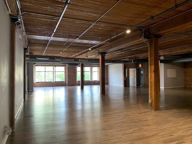 More Photos Of 344 N Ogden Ave, Chicago Loft Creative Space For Lease