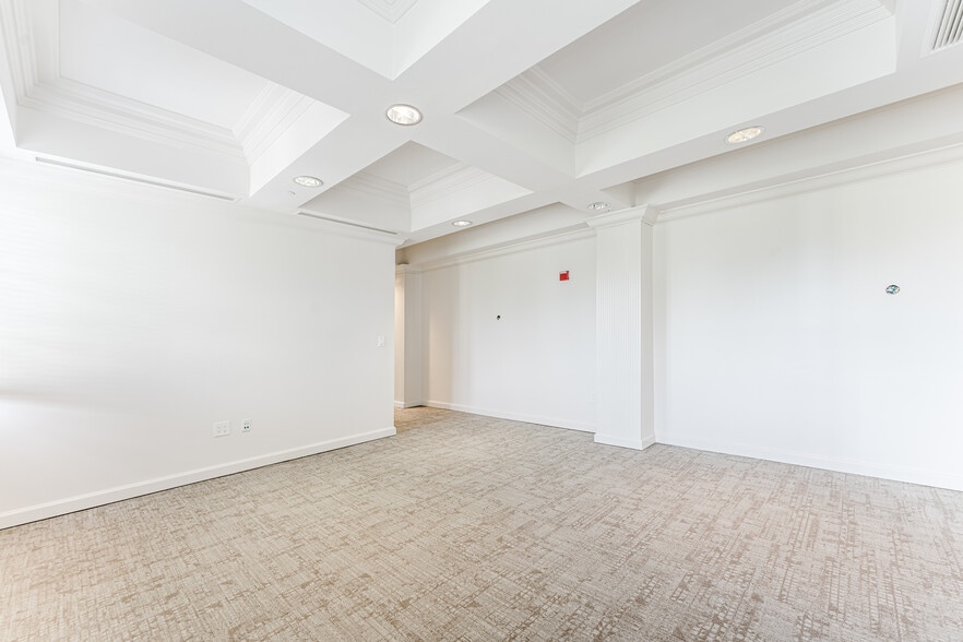 More Photos Of 420 Royal Palm Way, Palm Beach Office For Lease