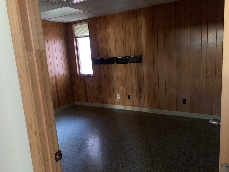 More Photos Of 1321 US Hwy 41 N, Calhoun Office For Lease