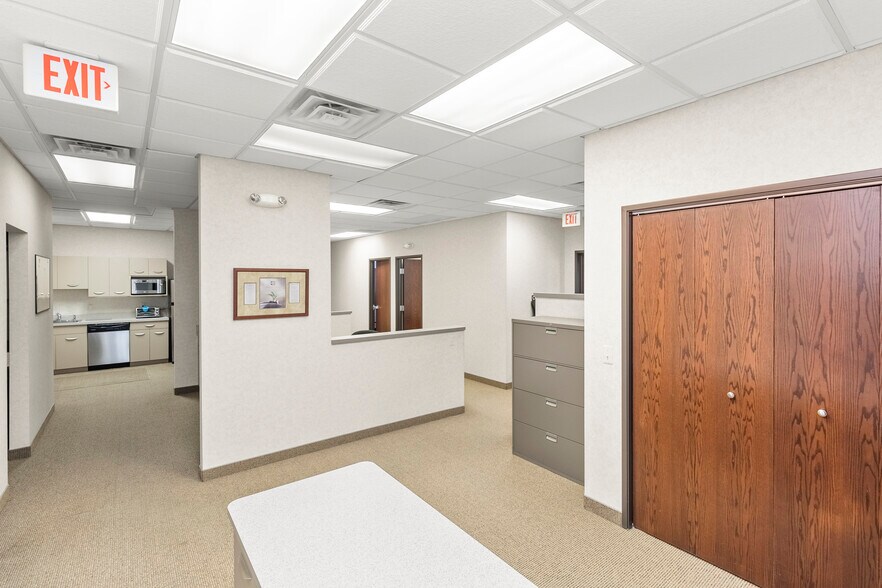More Photos Of 33 Hiram St, Lake Orion Medical For Lease