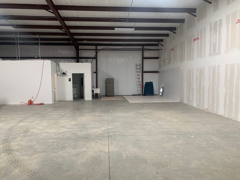 More Photos Of 215 Buford Dam Rd, Cumming Warehouse For Lease