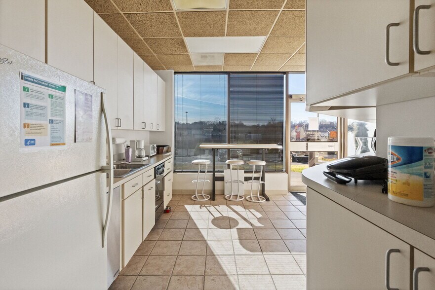 More Photos Of 1989-1999 E Stone Dr, Kingsport Office For Lease