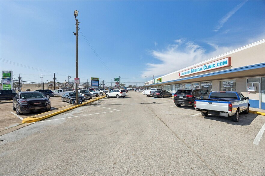 More Photos Of 7105 Lawndale St, Houston General Retail For Lease