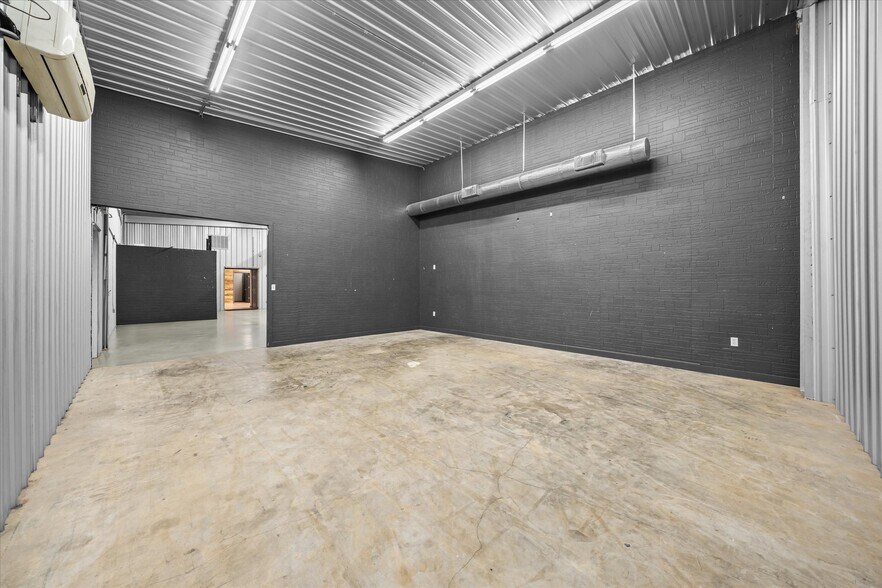 More Photos Of 1502 W 7th St, Laurel Showroom For Sale